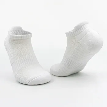 גרביים בנות שנות ה -In -באביב ובסתיו ערימה של גרביים מאה אחוז כותנה אנטי-חלק גרביים לבנים קיץ טהור צבע הגרב השחור